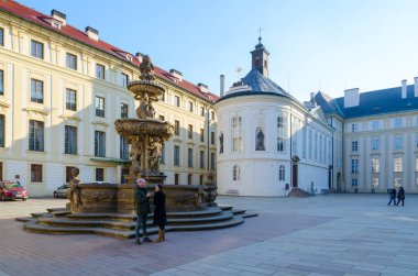 Prag, Çek Cumhuriyeti - 21 Ocak 2019: Bilinmeyen turist ünlü Prague Castle, Prague, Çek Cumhuriyeti ikinci avluda vardır. Şapel Kutsal haç, Jerome Kohl Çeşmesi