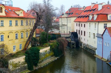 Prague, Çek Cumhuriyeti - 22 Ocak 2019: değirmen çarkı Velkoprzhevorskaya Mill ve Çek su Kabourek Chertovka Nehri Prag, Çek Cumhuriyeti için heykeli