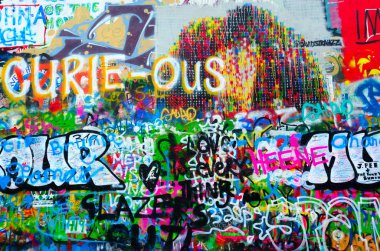 Prague, Çek Cumhuriyeti - 22 Ocak 2019: parça ünlü John Lennon duvarı Prag, Çek Cumhuriyeti