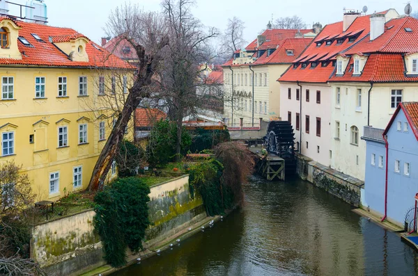 Prague República Checa Janeiro 2019 Mill Wheel Velkoprzhevorskaya Mill Statue — Fotografia de Stock