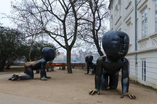 Prag Tschechische Republik Januar 2019 Statuen Schwarzer Krabbelnder Gesichtsloser Babys — Stockfoto