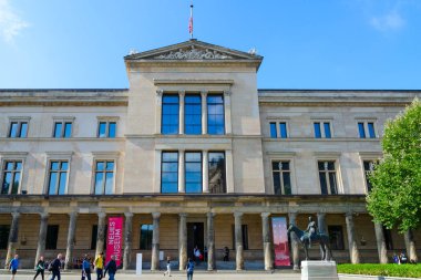 Berlin, Almanya - 5 Eylül 2018: Ünlü müzeler Adası, Berlin, Almanya üzerinde yeni bina Museum yakınındaki tanımlanamayan turist vardır