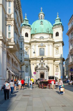 Viyana, Avusturya - 17 Eylül 2018: Bilinmeyen turist St. Peter Kilisesi için Viyana, Avusturya gitmek