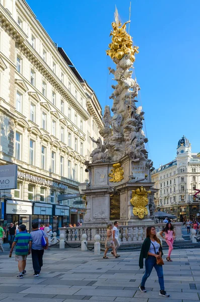 Вена Австрия Сентября 2018 Неизвестные Туристы Идут Улице Возле Колонны — стоковое фото
