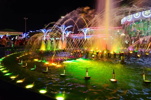 Light-musical fountain in popular shopping and entertainment complex Soho Square in evening, Sharm El Sheikh, Egypt — Stock Photo, Image