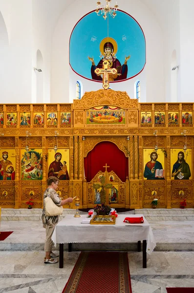 Shkodër Albanien September 2017 Okänd Kvinna Besöker Ortodoxa Kyrkan Kyrka — Stockfoto