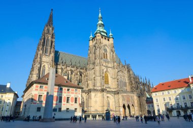 Prag, Çek Cumhuriyeti - 21 Ocak 2019: Ünlü St. Vitus Katedrali Prag Kalesi olarak tanımlanamayan turist altındadır