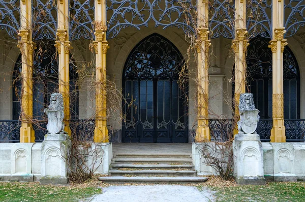 Außenseite der Burg hluboka nad vltavou, Südböhmen. Architektonische Details. Löwenskulpturen am Eingang — Stockfoto