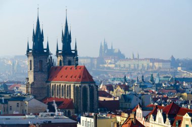 Güzel üst görünümden (toz Kulesi) üzerinde tarihi merkezi, Prag (Stare Mesto), Tyn Kilisesi, Çek Cumhuriyeti