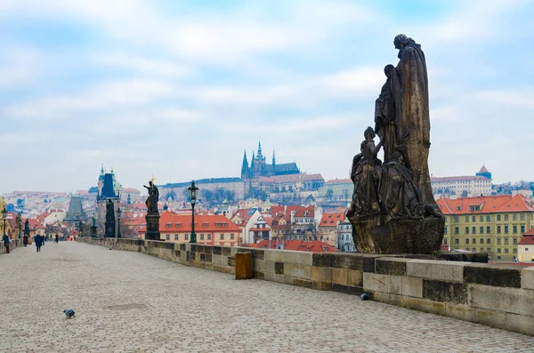 Rzeźbiarskie Kompozycje Słynnego Średniowiecznego Mostu Karola Praga Republika Czeska Świętych — Zdjęcie stockowe