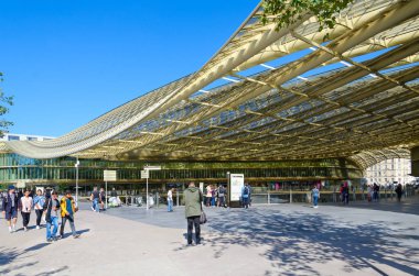 Paris, Fransa - 7 Eylül 2018: Kimliği belirsiz kişi yürüyüş sokak yakınında modern kültür ve alışveriş merkezi Forum des Halles, Paris, Fransa