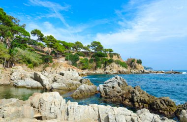 Popüler tatil şehir Lloret de Mar, Costa Brava, İspanya kayalık kıyılarının doğal görünümü