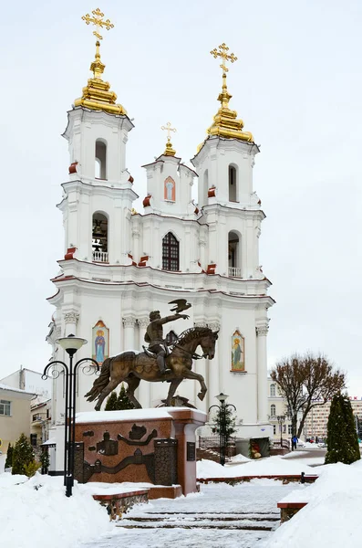 부활 (Rynkovaya) 교회, 기념비 리투아니아 Olgerd의 그랜드 듀크, 비쳅스크, 벨라루스 — 스톡 사진