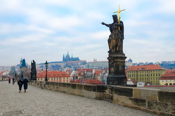 Скульптурні композиції Карлового мосту, Прага, Чеська Республіка. Святого Іоанна Хрестителя (1857) — стокове фото
