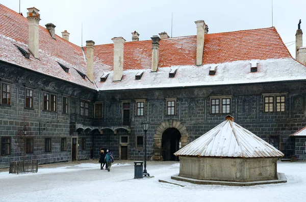 I turisti sono nel cortile del castello di Krumlov, Cesky Krumlov, Repubblica Ceca — Foto Stock