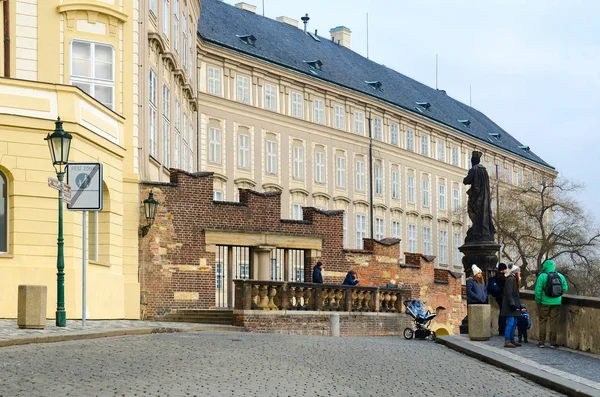 Os turistas caminham ao longo da Praça Hradchanskaya no centro histórico do centro da cidade, Praga, República Checa — Fotografia de Stock