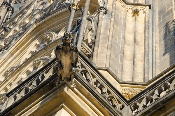 Gargoyle op gebouw van St. Vitus Cathedral in Prague Castle, Prague, Tsjechië — Stockfoto
