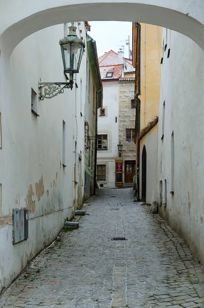 Rua estreita no centro histórico de Cesky Krumlov, República Checa — Fotografia de Stock