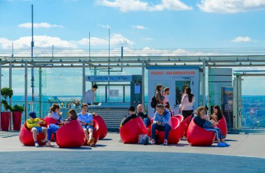 Turistlerin dinlenme gözlem güverte Montparnasse Kulesi, Paris, Fransa