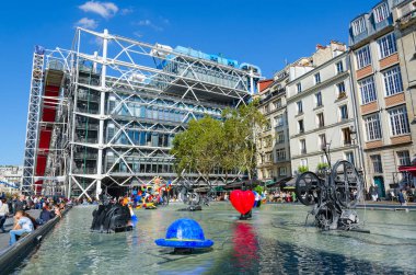 Stravinsky çeşme (Tinguely Çeşme) Igor Stravinsky Square, Paris, Fransa tarihinde yakınındaki insanlar dinlenmek