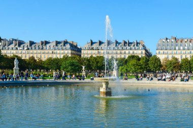 Turistlerin dinlenme yakınındaki Grand Bassin Rond çeşme Tuileries bahçesinde Paris, Fransa
