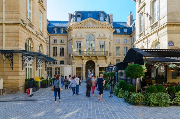 Valois square, Paris, Fransa tarihinde bilinmeyen turist grup