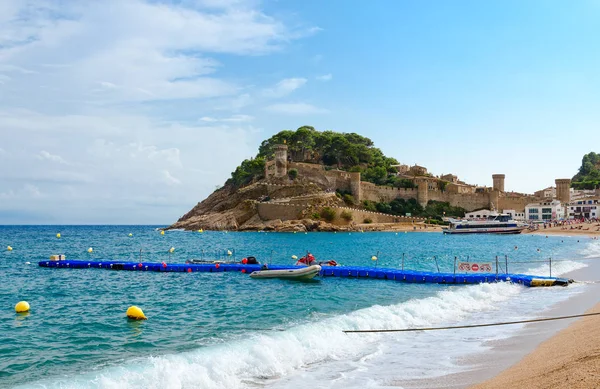 Beautiful view of Old Town fortress and beach in popular resort of Tossa de Mar, Costa Brava, Catalonia, Spain — Stock Photo, Image