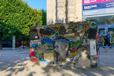 Modern yükleme çöp, ev eşyaları ve ev aletleri, Galerie nationale du Jeu de Paume, Paris, Fransa