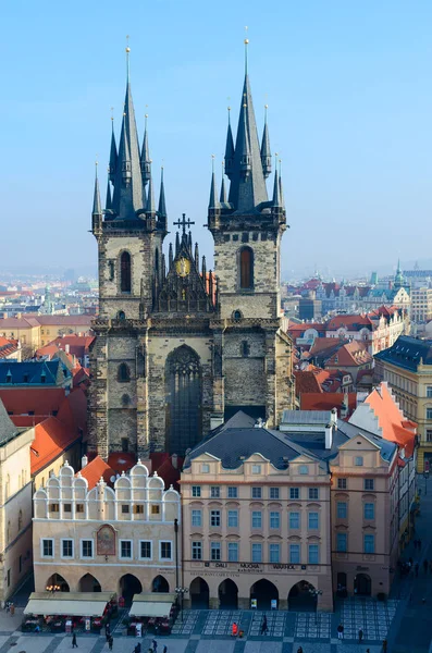 Hermosa vista superior de la Iglesia de Tyn en el centro histórico de Praga, Stare Mesto, República Checa — Foto de Stock