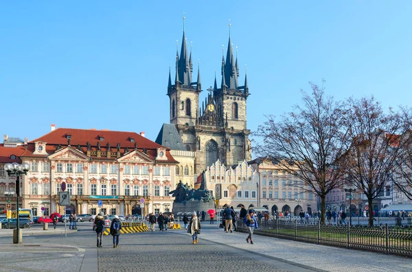 Los turistas caminan por la Plaza de la Ciudad Vieja, Praga, República Checa. Iglesia de Tyn, monumento a Jan Hus — Foto de Stock
