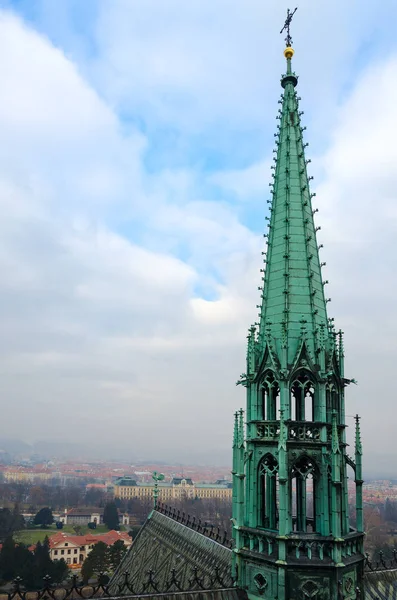 Toren van gotische St. Vitus Cathedral op achtergrond van stad, Prague, Tsjechië — Stockfoto