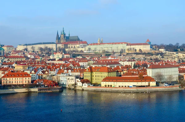 Piękne widoki na nabrzeże rzeki Wełtawy, wyspa Kampa, Zamek Praski, Republika Czeska — Zdjęcie stockowe