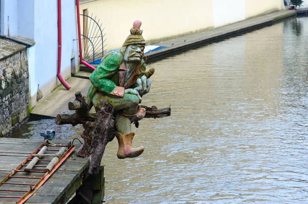 Estátua da Água Checa Caburek no rio Chertovka na Ilha Kampa em Praga, República Checa — Fotografia de Stock