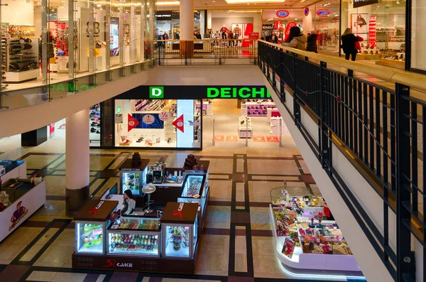 Interior do maior centro comercial Palladium na Praça da República, Praga, República Checa — Fotografia de Stock