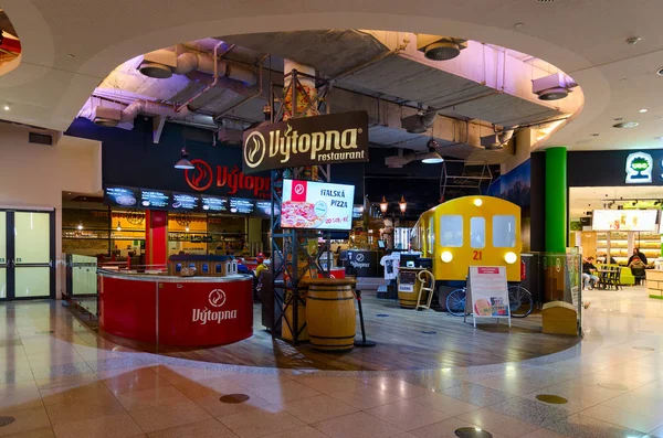 Restaurante Vytopna (beerhouse Fan Depot) no maior centro comercial Palladium, Praga, República Checa — Fotografia de Stock