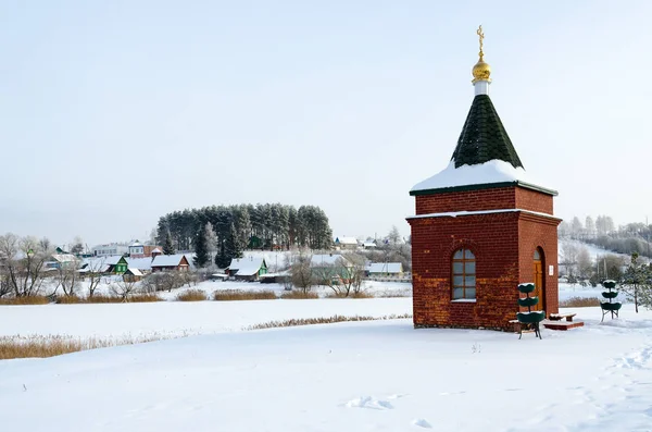 Capela em honra de Bendita Matrona de Moscou em banco de lago coberto de neve, Senno, Bielorrússia — Fotografia de Stock