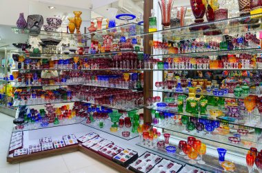 Prag, Çek Cumhuriyeti Hediyelik eşya dükkanında raflarda ünlü Çek cam