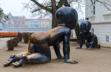 Kampa Island, Prag, Çek Cumhuriyeti üzerinde siyah sürünerek siyahların heykelleri