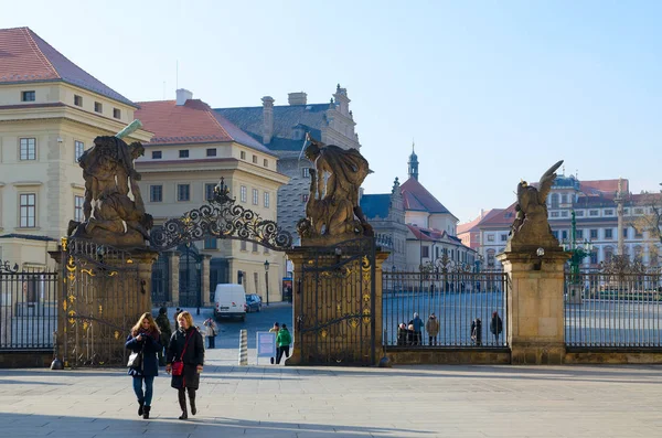 Los turistas van desde las puertas de los Titanes al Castillo de Praga, Praga, República Checa — Foto de Stock