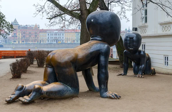 Statue di bambini senza volto striscianti neri sull'isola di Kampa, Praga, Repubblica Ceca — Foto Stock