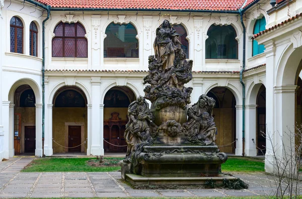 Escultura Ascensão da Virgem Maria na famosa Praga Loreta, República Checa — Fotografia de Stock