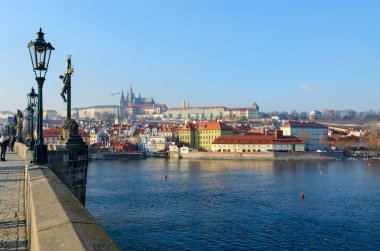 Charles Köprüsü'nden Vltava Nehri, Kampa Adası ve Prag Kalesi' nin dolgusuna, Prag, Çek Cumhuriyeti'ne kadar güzel manzara