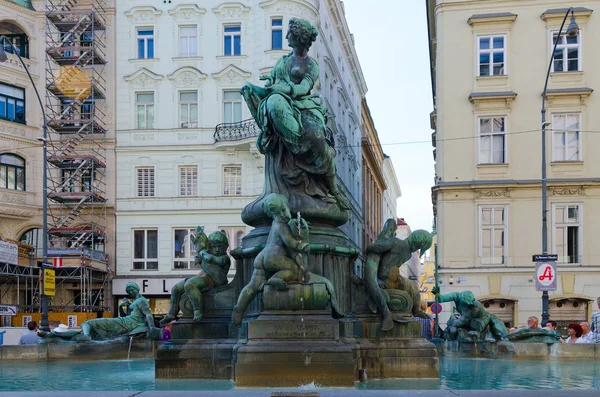 Fontána Providence (bohyně Prozřetelnosti) nebo Donnerova fontána na Neuer Markt Square, Vídeň, Rakousko — Stock fotografie