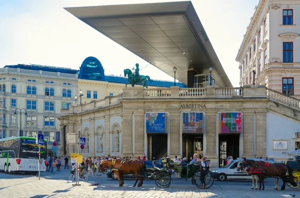 Häst-dragit vagnar (Viennese fiakras) i historiskt centrera av staden nära Albertina Galleri, Wien, Österrike — Stockfoto