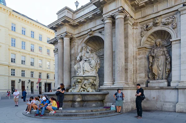 Туристы отдыхают на ступенях галереи Альбертина в историческом центре города, Вена, Австрия — стоковое фото