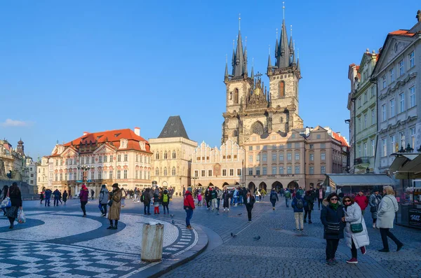 Turistas caminan por la Plaza de la Ciudad Vieja en Praga, República Checa — Foto de Stock