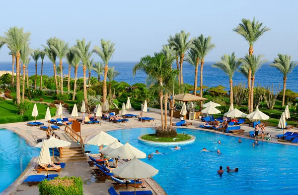 Территория отеля Siva Sharm (ex Savita Resort) 5 *, вид сверху на бассейн и море, Шарм-эль-Шейх, Египет — стоковое фото