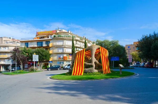 Scultura moderna Amore per due polpi su Placa de les Nacions Sense Estat nella località turistica di Tossa de Mar, Spagna — Foto Stock