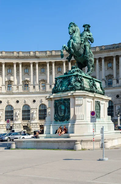 Lidé jsou blízko pomníku Prince Evžen Savoy v paláci Hofburg, Vídeň, Rakousko — Stock fotografie