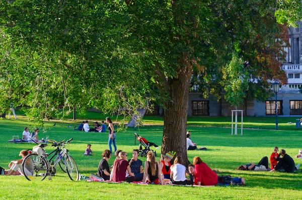 Gezelschap van jongeren is rusten in de populaire openbare Burggarten Park op zonnige september dag, Wenen, Oostenrijk — Stockfoto